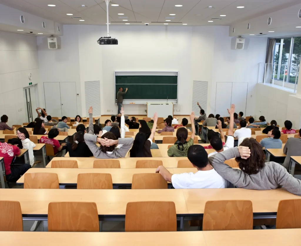 étudiants dans un amphithéâtre universitaire en Espagne pendant un cours magistral