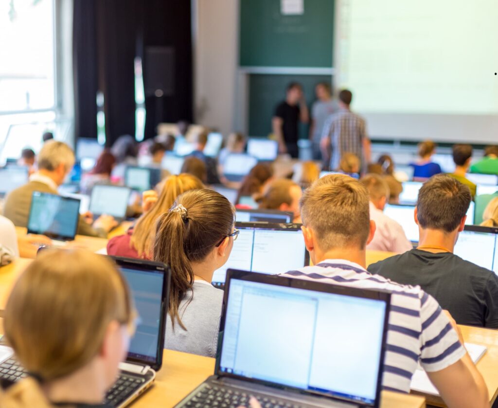 étudiants dans une université publique en Espagne en cours avec ordinateurs portables